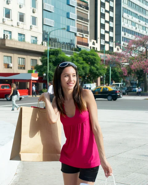 Молодая красивая смеющаяся женщина с покупками — стоковое фото