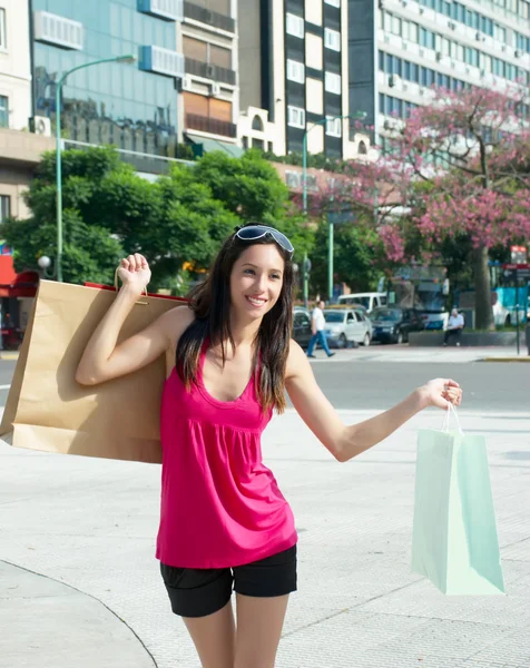 Menina bonita com um saco de compras — Fotografia de Stock
