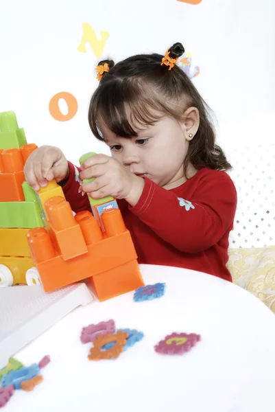 Dziewczynka gra kolorowy kostki — Zdjęcie stockowe