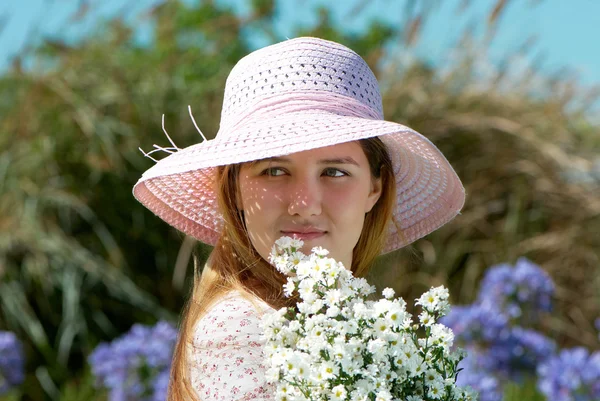 Menina com um monte de flores — Fotografia de Stock