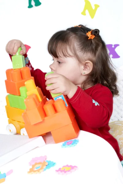 Niña juega a los cubos de colores — Foto de Stock