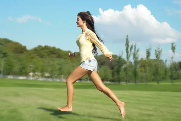 Menina corre através do parque — Fotografia de Stock