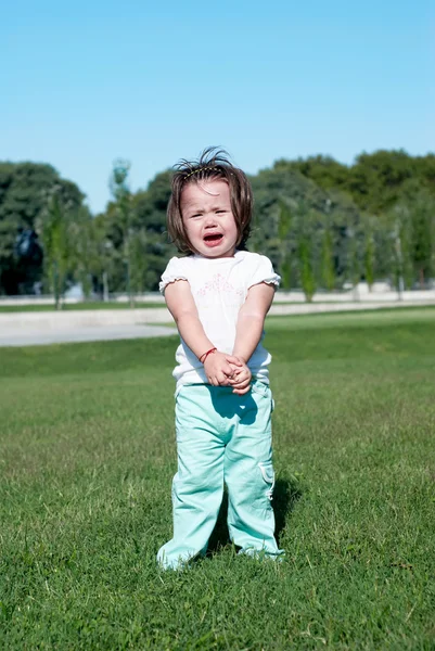 Маленькая девочка плачет — стоковое фото