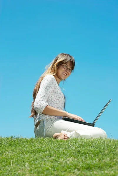 Mädchen mit einem Computer — Stockfoto