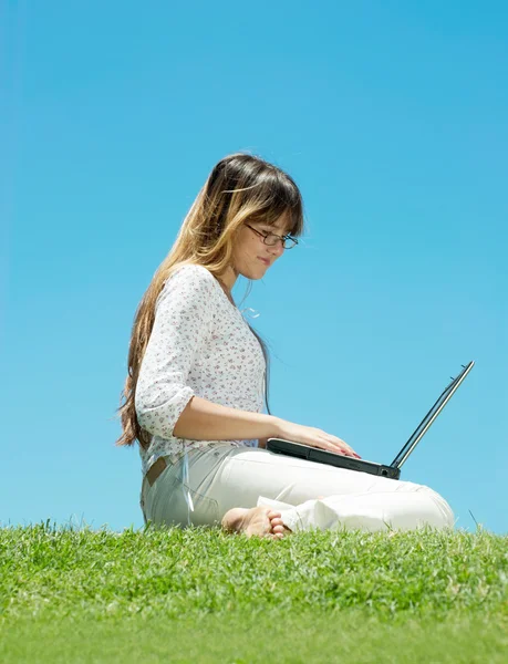 Chica con un ordenador — Foto de Stock