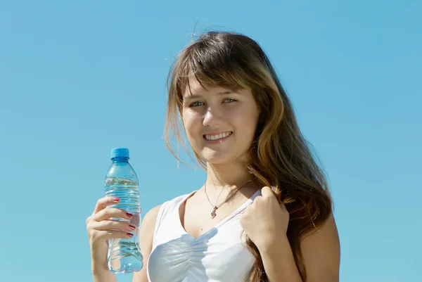 물 한 병을 든 소녀 — 스톡 사진