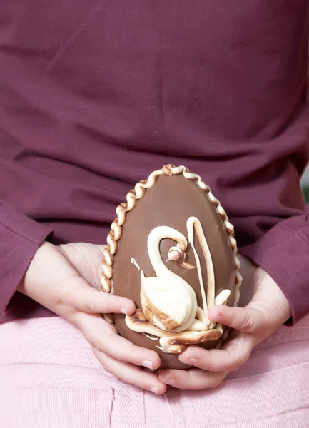 Niña sosteniendo un huevo de Pascua — Foto de Stock