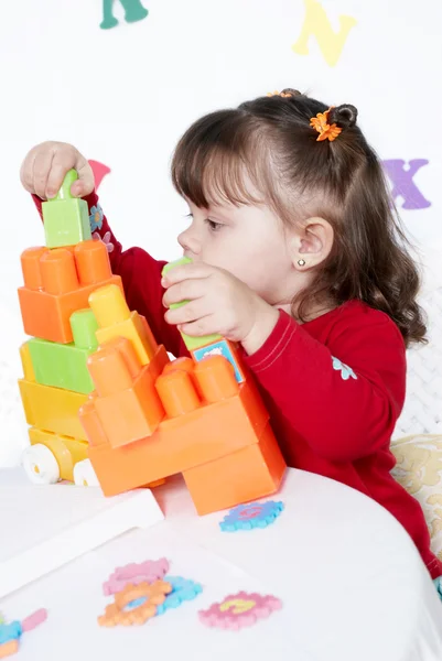Meisje speelt een kleurrijke kubussen — Stockfoto