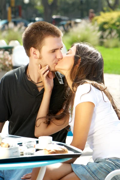 Par i kärlek sitter i en kaffebar — Stockfoto