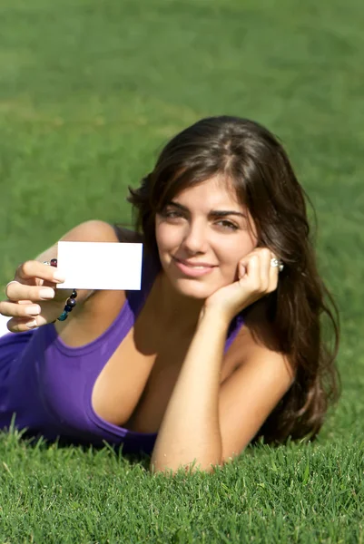 Hermosa chica con tarjeta de visita — Foto de Stock