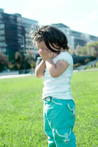 Klein meisje is huilen — Stockfoto