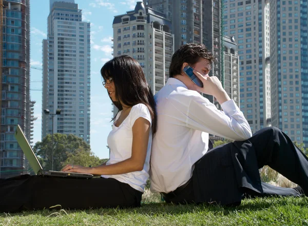 Uomo e donna seduti in un parco sulla g — Foto Stock