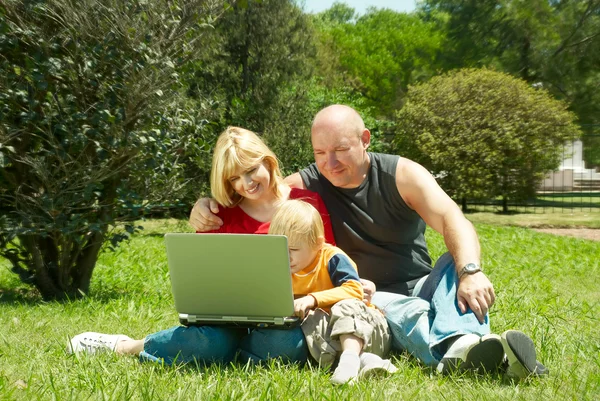 Família estudando o laptop — Fotografia de Stock