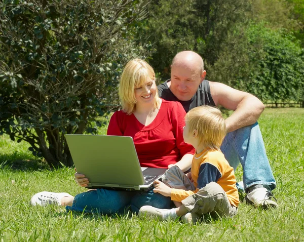 Famille Étudier l'ordinateur portable — Photo