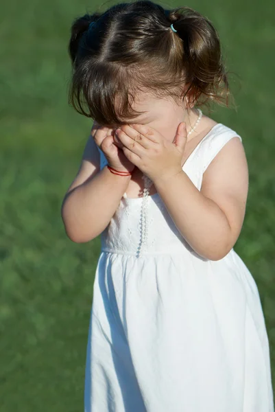 La niña está llorando. — Foto de Stock