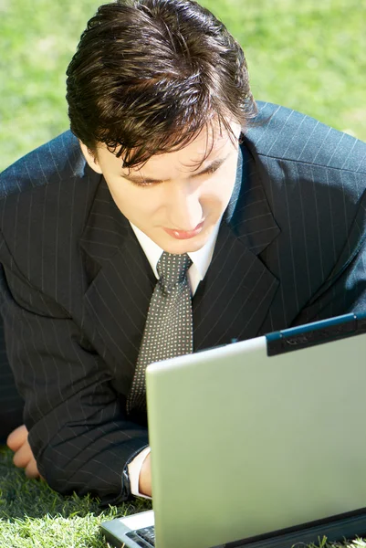 Jonge man met een laptop — Stockfoto