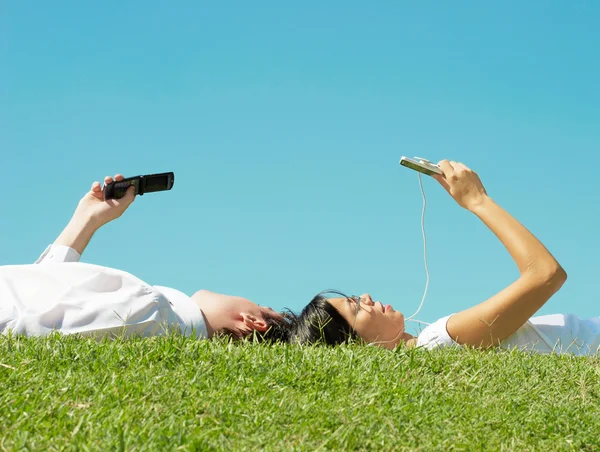 Man och kvinna ligga i gräset — Stockfoto