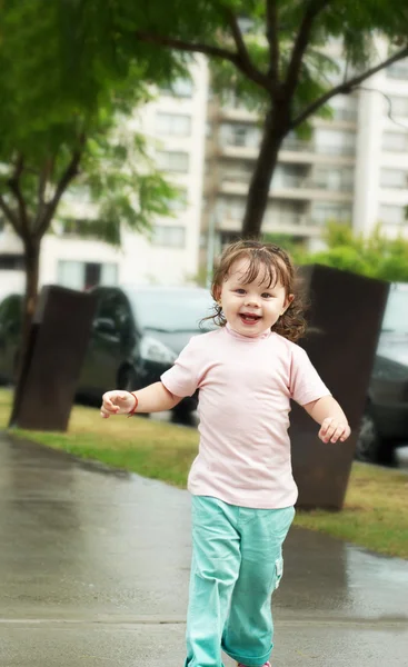 Dziewczyna biegnie w parku — Zdjęcie stockowe