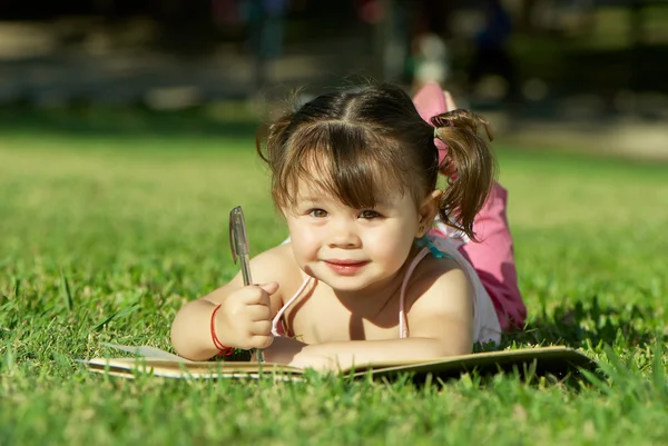 Κορίτσι χρώματα σε ένα πάρκο — Φωτογραφία Αρχείου