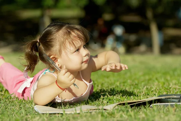 Girl paints in a park — Stock Photo, Image