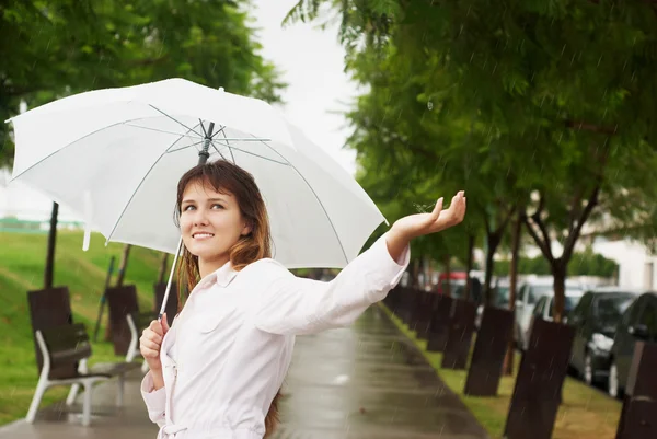 Красивая девушка с белым зонтиком — стоковое фото