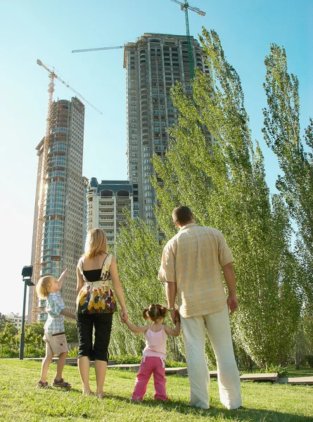 Familie im Park beobachtet die Bauarbeiten — Stockfoto