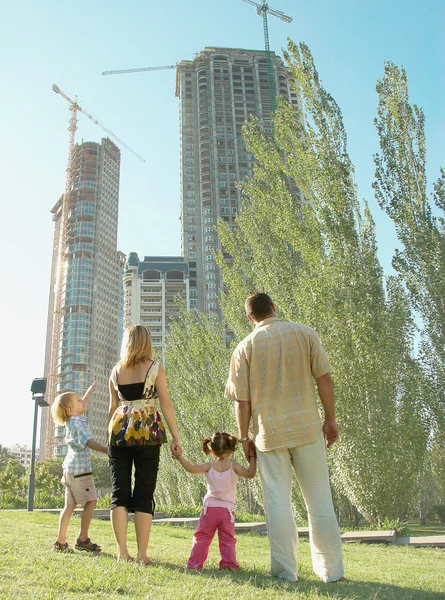 Familjen i parken tittar på konstruktionen — 图库照片