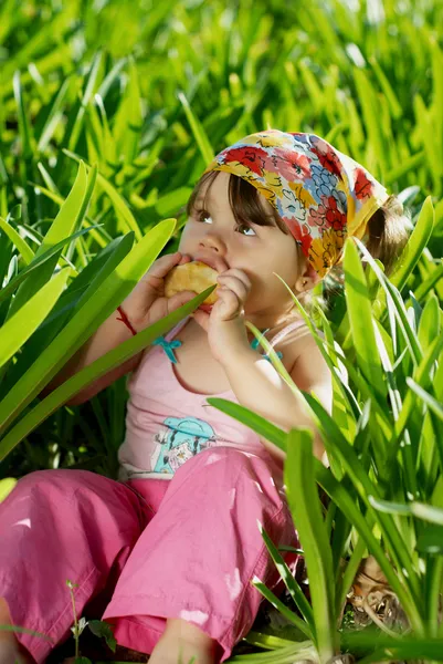어린 소녀 먹는 비스킷 — 스톡 사진