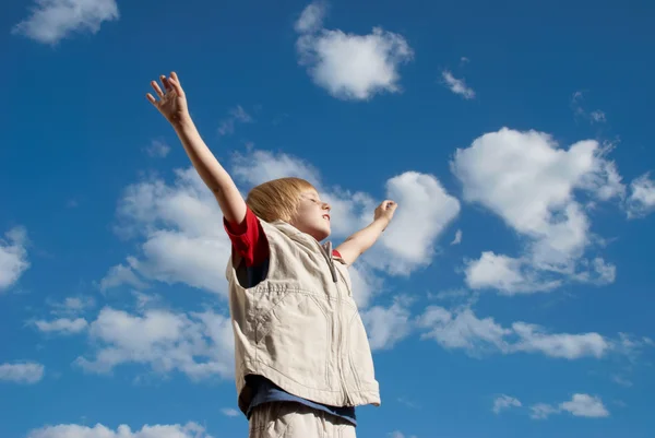 Junge auf einem Hintergrund des Himmels — Stockfoto