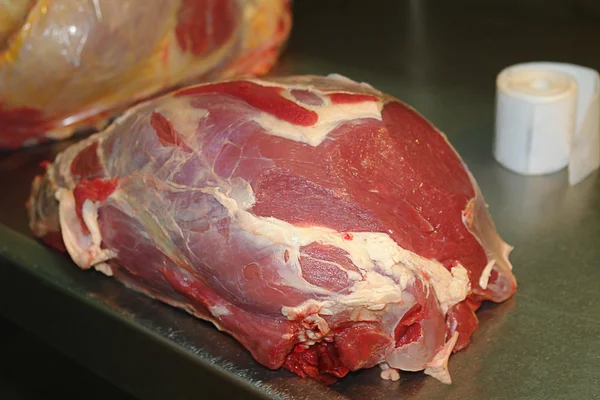 Rundvlees bezuinigen op de tabel werk — Stockfoto