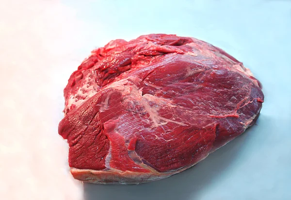 Carne cortada en la mesa de trabajo —  Fotos de Stock