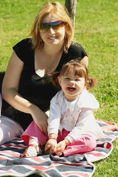公园里的母亲和女儿 — 图库照片
