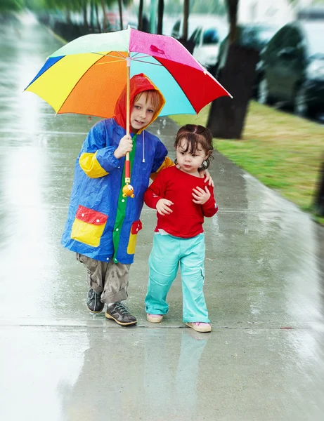 Kleine jongen en meisje samen — Stockfoto