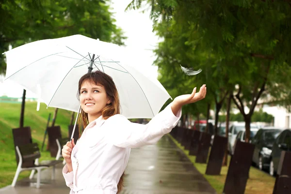 Menina bonita com um guarda-chuva branco — Fotografia de Stock