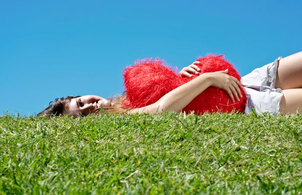 Meisje ligt op het gras — Stockfoto