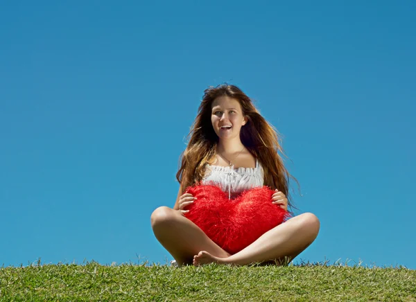 Çimlerde oturan kız — Stok fotoğraf