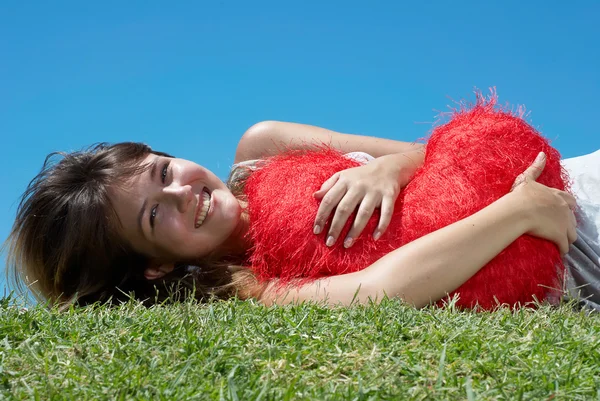 Meisje ligt op het gras — Stockfoto