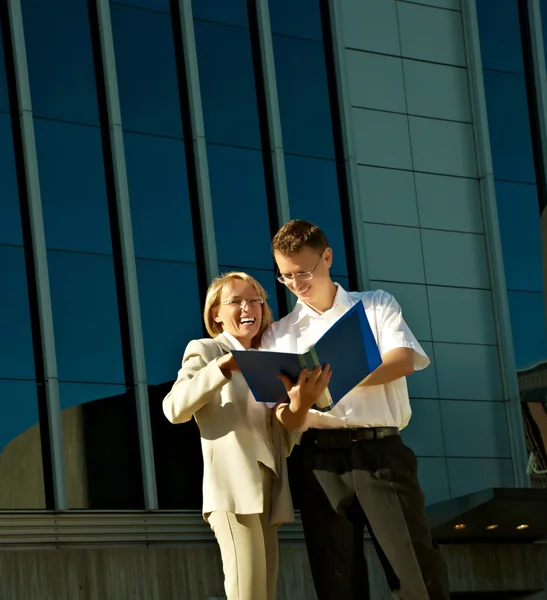 Businesspeople near a office building — Stock Photo, Image