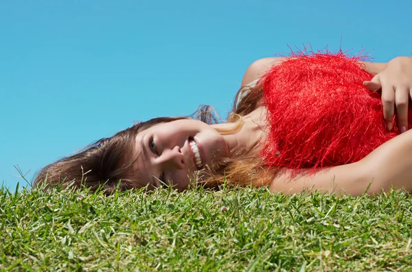 Lány fekszik a fűben — Stock Fotó