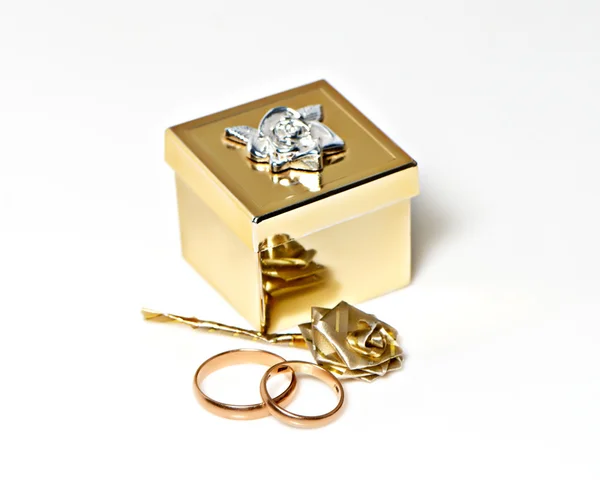 Twee ringen en een doos — Stockfoto