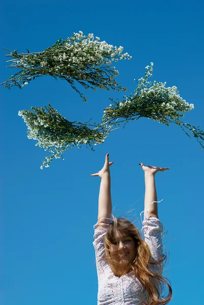 Het meisje het gooien van een bos van bloemen — Stockfoto