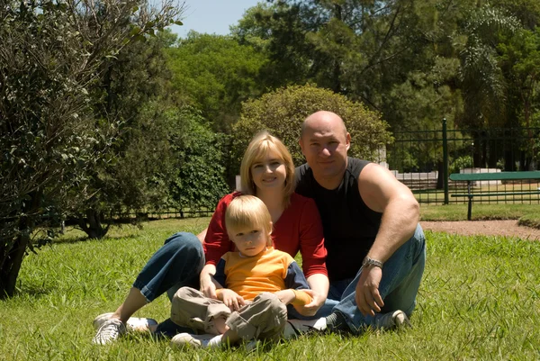 Moeder, vader en zoon in het park — Stockfoto