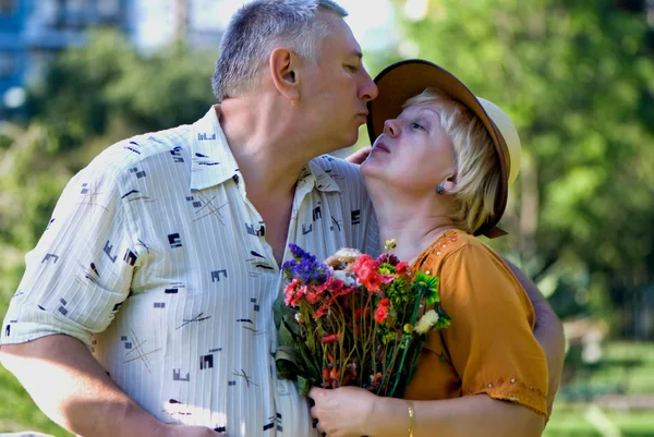 Des hommes et des femmes s'embrassent dans le parc — Photo