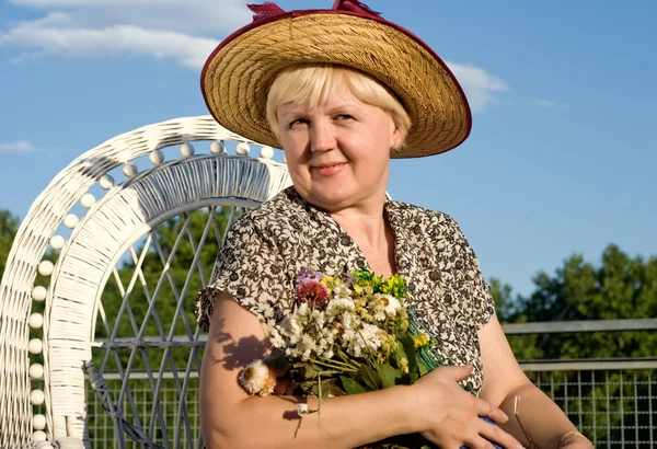 Gyönyörű nő a virágokat — Stock Fotó