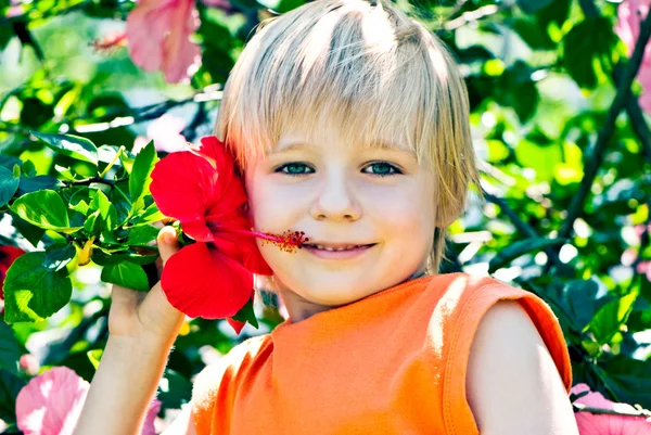 Jongen met de bloem — Stockfoto