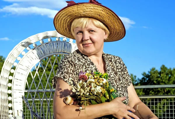 Gyönyörű nő a virágokat — Stock Fotó