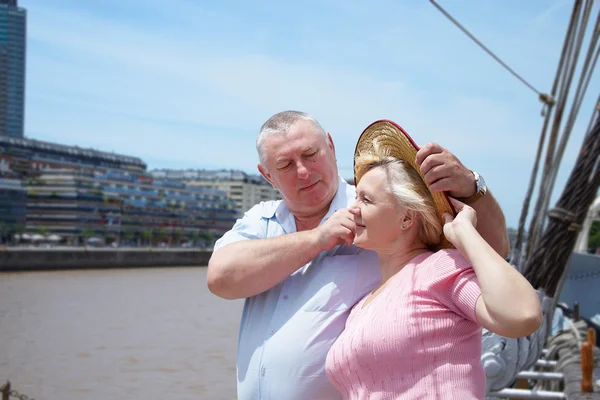 Couple sur le voilier — Photo