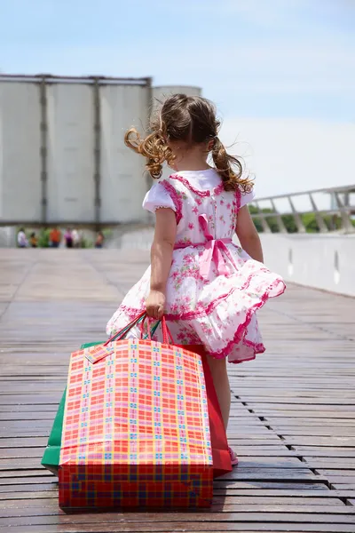Dziewczynka z torby na zakupy — Zdjęcie stockowe