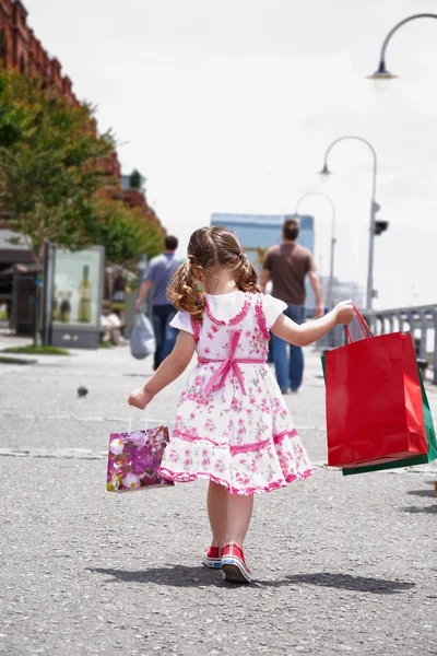 Bambina con le borse della spesa — Foto Stock