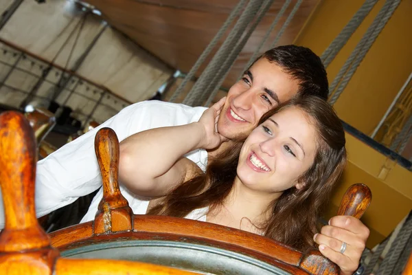 Man en vrouw aan het roer van een zeilboot — Stockfoto